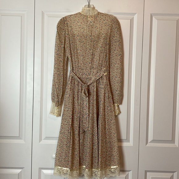 Vintage Cottage Core Gunne Sax Ditsy Floral and Lace Prairie Maxi Dress - Picture 8 of 17